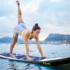 Practica de yoga sobre tabla de paddle